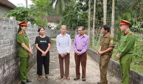 Công an xã Cẩm Thạch phối hợp với tổ hòa giải cơ sở tuyên truyền, vận động người dân giải quyết mâu thuẫn, tranh chấp