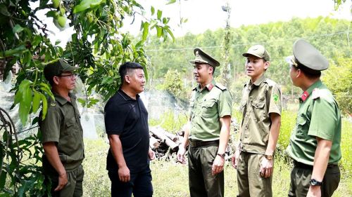 Thành viên lực lượng tham gia bảo vệ ANTT đang góp sức xây dựng thế trận an ninh nhân dân vững chắc từ cơ sở