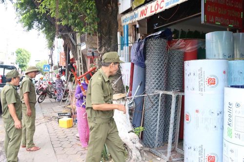 Tổ dân phố phối hợp tuyên truyền, vận động người dân chấp hành quy định về trật tự đô thị