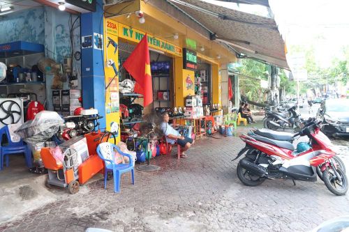 Các phương tiện được hướng dẫn đỗ đúng vị trí, dành không gian vỉa hè cho người đi bộ