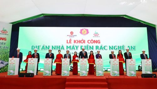Đại biểu cùng đại diện nhà đầu tư thực hiện nghi thức bấm nút khởi công xây dựng dự án Nhà máy điện rác Nghệ An