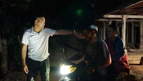 Cán bộ xã, công an, dân quân cùng các lực lượng hỗ trợ trực tiếp giúp người dân di chuyển người, tài sản và những vật dụng thiết yếu đến nơi an toàn. Công tác di dời được triển khai khẩn trương trong đêm, với yêu cầu ưu tiên cao nhất là bảo đảm an toàn tính mạng cho người dân