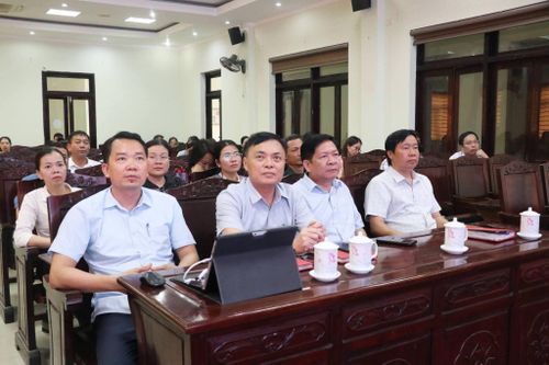 Hội nghị tập huấn kiến thức, kỹ năng số và ứng dụng nền tảng trí tuệ nhân tạo (AI) trong thực thi công vụ cho cán bộ, công chức, viên chức các cơ quan, đơn vị trên địa bàn phường Bỉm Sơn. Ảnh: Hà Nghĩa