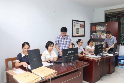 Triển khai “Chiến dịch 100 ngày thực hiện các nhiệm vụ về chuyển đổi số”, Đảng ủy phường Bỉm Sơn đã khẩn trương vào cuộc, huy động lực lượng, phương tiện, tập trung số hóa, tạo lập dữ liệu và xây dựng hồ sơ đảng viên điện tử trong toàn Đảng bộ. Ảnh: Hà Nghĩa