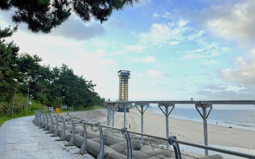 Một góc bờ biển Boryeong với tuyến đường dạo ven biển, bãi cát và hệ thống kè chắn sóng, tạo nên cảnh quan hài hòa giữa thiên nhiên và không gian đô thị. Ảnh: Nhật Hưng – Pv TTXVN tại Hàn Quốc