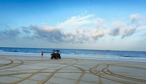 Du khách đón bình minh trên bãi biển Daecheon ở thành phố Boryeong, tỉnh Chungcheongnam, Hàn Quốc. Ảnh: Nhật Hưng – Pv TTXVN tại Hàn Quốc