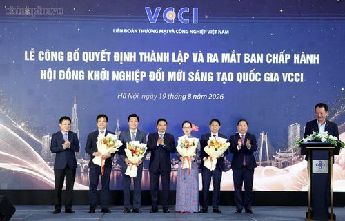 Phó Thủ tướng Nguyễn Văn Thắng chúc mừng Ban Chấp hành Hội đồng - Ảnh: chinhphu.vn/Đức Tuân