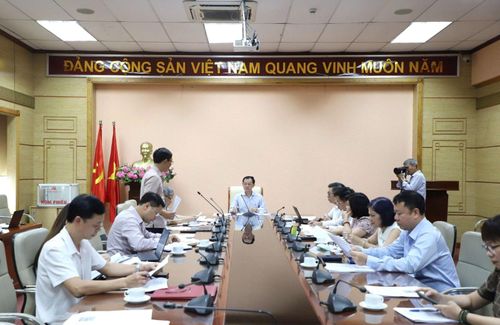 Toàn cảnh cuộc họp Tổ soạn thảo Đề án “Phát triển nhân lực y tế cho Trạm Y tế cấp xã”.