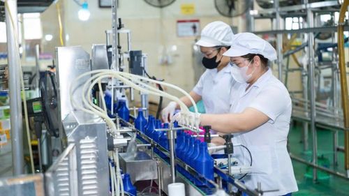Sản xuất sản phẩm hóa chất tại một đơn vị thành viên của Vinachem.