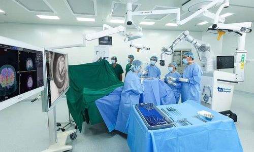 Bệnh viện đa khoa Tâm Anh Thành phố Hồ Chí Minh đầu tư, ứng dụng Robot AI Modus V Synaptive thực hiện thành công số ca phẫu thuật não và tủy sống nhiều nhất Việt Nam và châu Á giai đoạn 2023-2025.