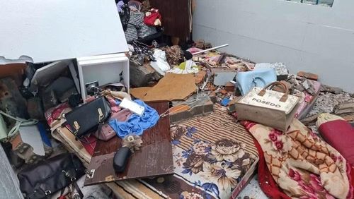 Nhiều đồ dùng trong nhà bị hư hại. (Ảnh: Hà Trâm)
