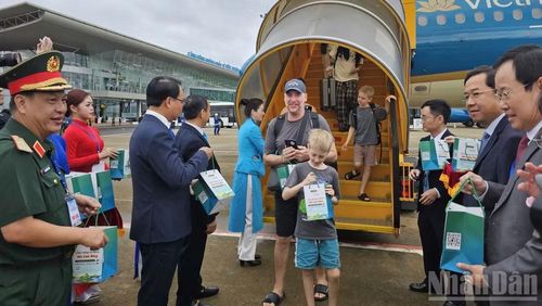 Du khách nước ngoài phấn khởi trước màn chào đón của địa phương khi xuống sân bay. (Ảnh: MAI VĂN BẢO)