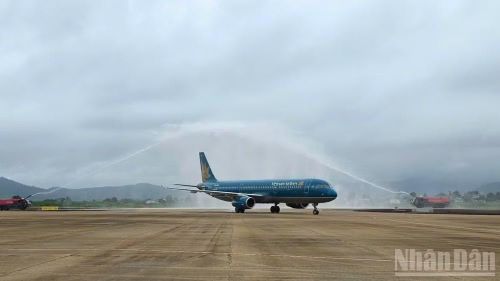 Chuyến bay được chào đón bằng nghi thức phun vòi rồng trang trọng. (Ảnh: MAI VĂN BẢO)