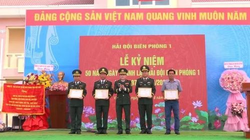 Hải đội Biên phòng 1 khen thưởng 5 tập thể, cá nhân có thành tích xuất sắc trong thực hiện nhiệm vụ bảo vệ chủ quyền, an ninh biên giới quốc gia. (Ảnh: XUÂN LỘC)