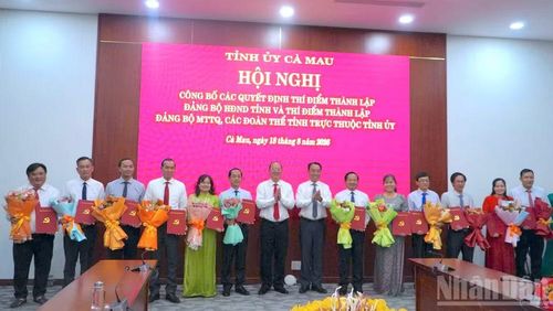 Bí thư Tỉnh ủy Cà Mau Nguyễn Hồ Hải cùng Phó Bí thư Tỉnh ủy, Chủ tịch Ủy ban nhân dân tỉnh Lữ Quang Ngời (đứng giữa) trao quyết định và tặng hoa các đồng chí được chỉ định tham gia Ban Chấp hành, Ban Thường vụ, giữ chức Bí thư, Phó Bí thư Đảng ủy Mặt trận Tổ quốc, các đoàn thể tỉnh Cà Mau. (Ảnh: HỮU TÙNG)