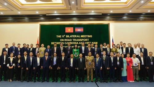 Đoàn đại biểu Việt Nam và Campuchia chụp ảnh lưu niệm tại hội nghị thường niên lần thứ 11 về vận tải đường bộ giữa hai nước. (Ảnh: Cục Đường bộ Việt Nam)