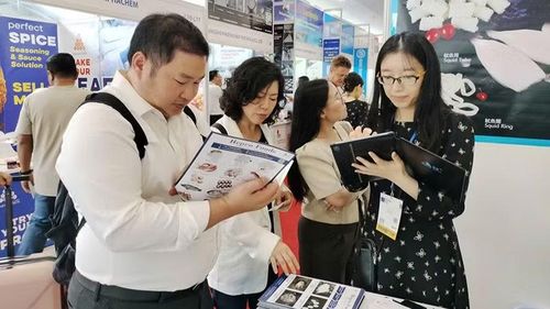 Khách tham quan, tìm hiểu một gian hàng tại VIETFISH 2026 trong ngày 19/8 (ảnh cộng tác viên)