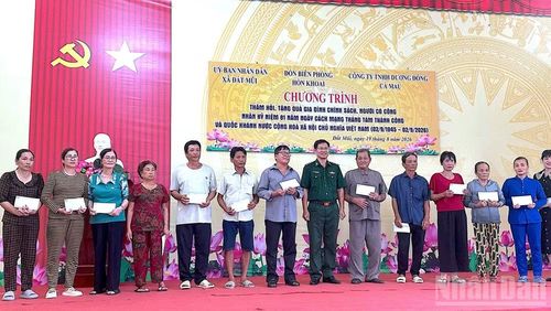 Đại diện Đồn Biên phòng Hòn Khoai trao tặng quà cho gia đình chính sách, chiều 19/8. (Ảnh: ĐÌNH THẮNG)