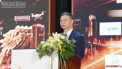 Thứ trưởng Khoa học và Công nghệ Hoàng Minh phát biểu tại SURF 2026.