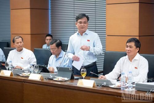 Đại biểu Vũ Huy Khánh (Đoàn Thành phố Hồ Chí Minh) phát biểu tại tổ. (Ảnh: THỦY NGUYÊN)