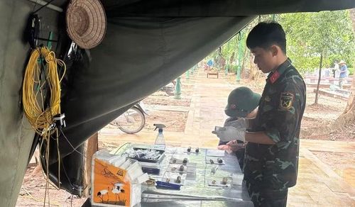 Các mẫu khi đã lấy được đánh số, lưu trữ cẩn thận trước khi bàn giao cho cơ quan chuyên môn theo quy định. (Ảnh: LÊ LAN)