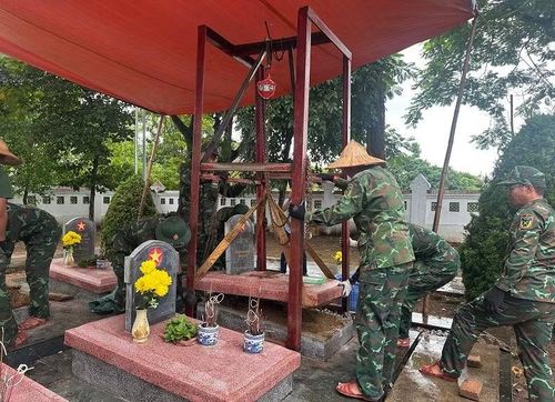 Ba-lăng xích là dụng cụ không thể thiếu trong suốt công đoạn khai quật, lấy mẫu tại các nghĩa trang liệt sĩ được cán bộ, chiến sĩ Bộ Chỉ huy quân sự tỉnh sử dụng. (Ảnh: LÊ LAN)