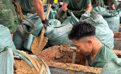 Có nhiều phần mộ mà các chiến sĩ phải bới đất đào sâu tới 2m mới tìm được hài cốt để lấy mẫu. (Ảnh: LÊ LAN)