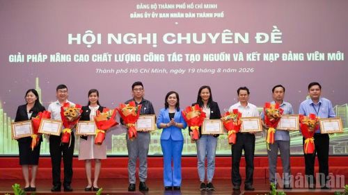 Các tổ chức cơ sở đảng hoàn thành xuất sắc công tác phát triển đảng viên 6 tháng đầu năm 2026 được biểu dương, khen thưởng tại hội nghị.