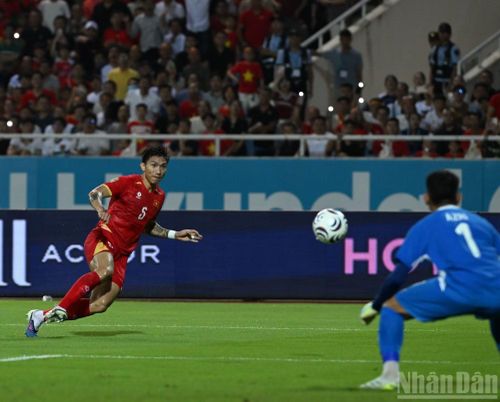 Pha dứt điểm của Đoàn Văn Hậu nhưng không thể đánh bại thủ thành của Malaysia.