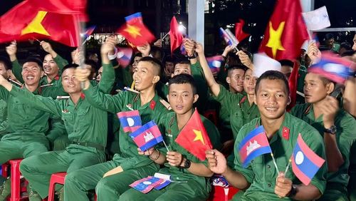 Các chiến sĩ hào hứng cổ vũ đồng đội.