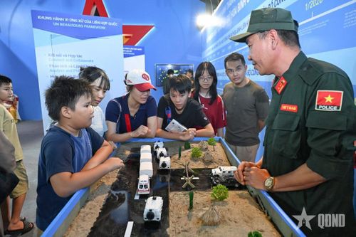  Người dân tham quan khu triển lãm của lực lượng Gìn giữ hòa bình, Bộ Công an trong dịp kỷ niệm 80 năm Ngày truyền thống lực lượng An ninh nhân dân (12-7-1946 / 12-7-2026).  