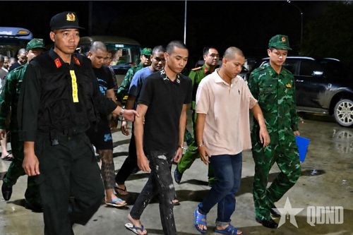  Lực lượng Công an và Bộ đội Biên phòng tỉnh Lai Châu dẫn giải các đối tượng trong đường dây lừa đảo trên không gian mạng, tháng 7-2026.