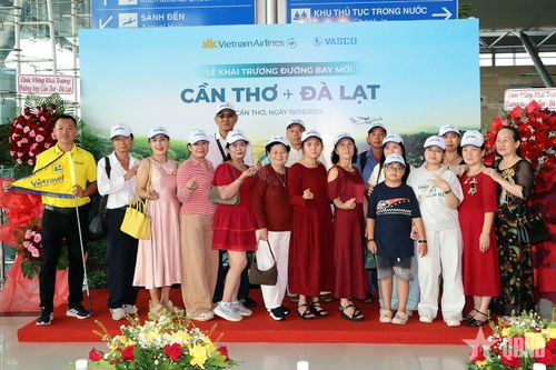  Những hành khách trên chuyến bay đầu tiên Cần Thơ - Đà Lạt.