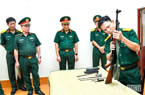 Thượng tướng Phùng Sĩ Tấn kiểm tra công tác bảo đảm vũ khí, trang bị tại Phòng Hậu cần - Kỹ thuật, Bộ CHQS tỉnh Cà Mau.
