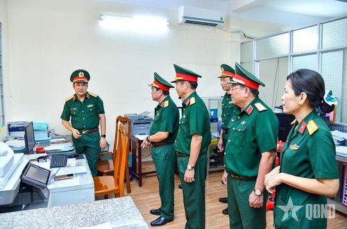 Thượng tướng Phùng Sĩ Tấn kiểm tra công tác văn thư, bảo mật, lưu trữ tại Bộ CHQS tỉnh Cà Mau.
