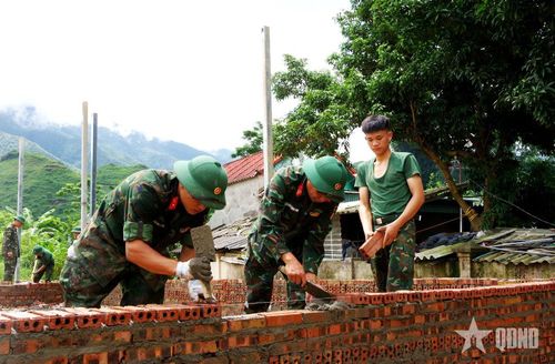 Những ngôi nhà được xây dựng từ tình quân dân.