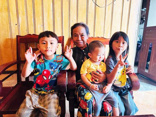   Bà Ka Hiếu và các cháu. Ảnh: NGỌC THANH 
