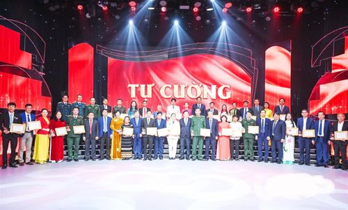 Bà Ka Hiếu (đứng thứ 9, hàng đầu, từ trái qua) trong Lễ tuyên dương gương điển hình học tập và làm theo tư tưởng, đạo đức, phong cách Hồ Chí Minh, tại Nghệ An, ngày 14-12-2025. Ảnh do nhân vật cung cấp  