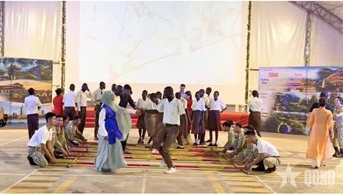  Các quân nhân mũ nồi xanh, khách mời và các em học sinh Abyei cùng múa sạp.  