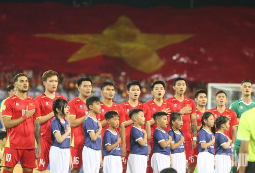 Các tuyển thủ Việt Nam thực hiện nghi thức chào cờ. Ảnh: VIỆT AN