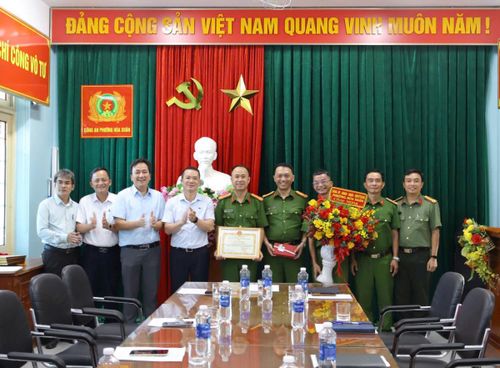 Đại diện lãnh đạo phường Hội An và phường Hòa Xuân trao thưởng cho tập thể Công an phường.
