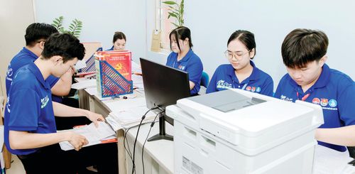 Tình nguyện viên đội hình “Tập sự phục vụ nhân dân” hỗ trợ công tác nhập liệu, chỉnh lý tài liệu tại phường Cầu Kiệu, TPHCM. ẢNH: CẨM TUYẾT