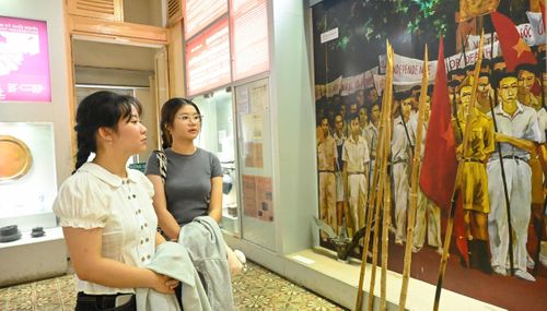  Nguyễn Ngọc Nhã An (áo trắng) cùng bạn tham quan bảo tàng. Ảnh: MẠNH THẮNG 
