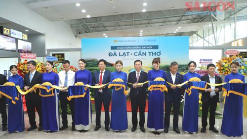  Các đại biểu cắt băng chào mừng đường bay mới Đà Lạt - Cần Thơ. Ảnh: ĐOÀN KIÊN 