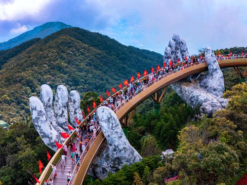  Cờ hoa được trang trí rực rỡ trên Cầu Vàng (Đà Nẵng) trong dịp 2-9. Ảnh HÀ SUN 