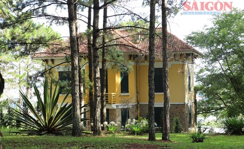Một biệt thự cổ trong khuôn viên Dinh 1. Ảnh: ĐOÀN KIÊN