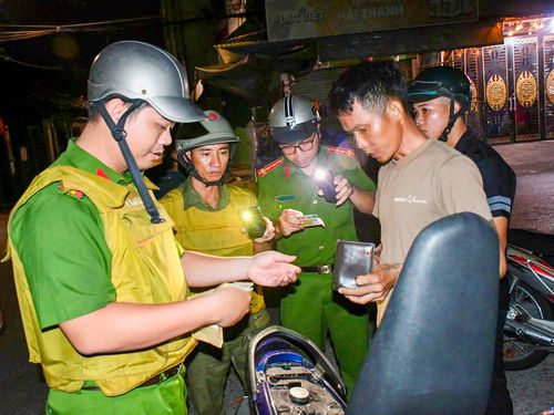  Công an phường Rạch Dừa (TPHCM) và lực lượng bảo vệ an ninh trật tự ở cơ sở tuần tra khép kín địa bàn 