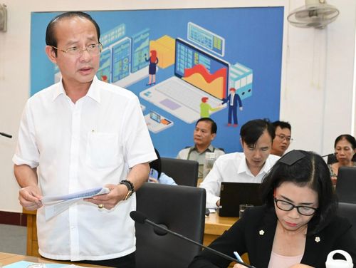 Bí thư Đảng ủy phường Vũng Tàu Võ Văn Dũng báo cáo tại buổi làm việc. Ảnh: VIỆT DŨNG