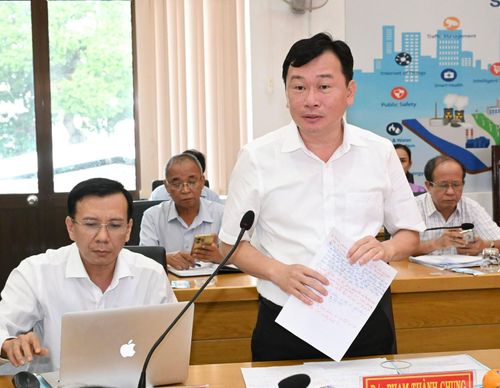 Thành viên đoàn khảo sát trao đổi tại buổi làm việc. Ảnh: VIỆT DŨNG
