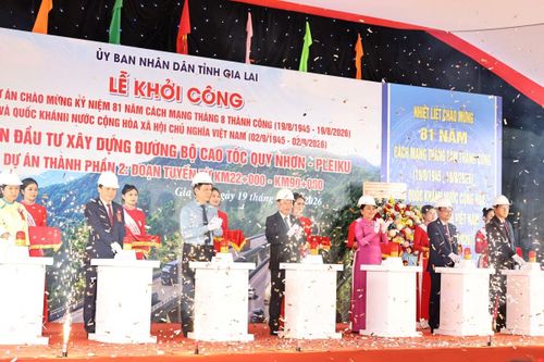 Nghi thức bấm nút khởi công Dự án thành phần 2 Cao tốc Quy Nhơn- Pleiku chào mừng CMT8 thành công và Quốc khánh 2/9. Ảnh Hà Chính